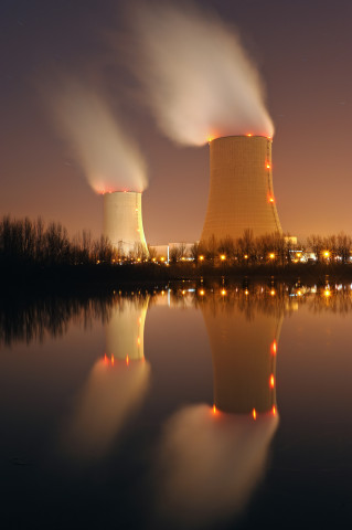 les cheminées d'une centrale nucléaire