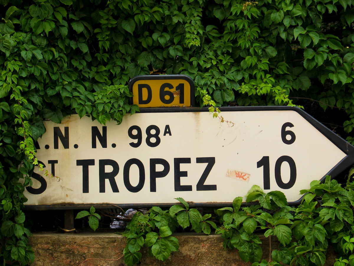 et skilt som viser retningen til Saint-Tropez
